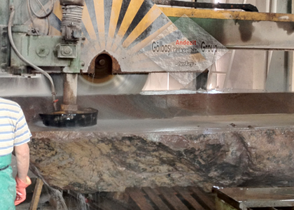 Andezit taşı tek renk değildir.