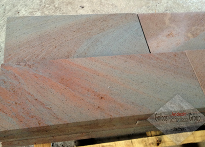 Gülkurusu (pembe) ve Gri renklerde andezit taşında aynı plakta ikisi birarada bulunabilir